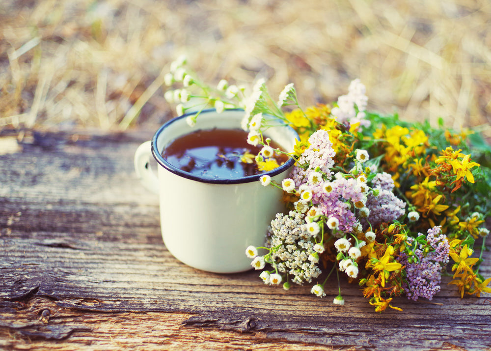 Teetasse mit Wildblumen