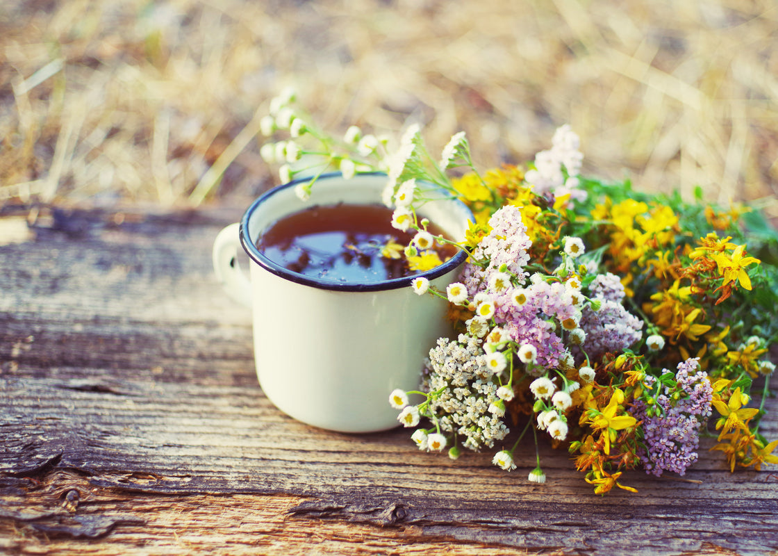 Teetasse mit Wildblumen